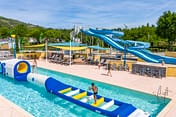 Camping La Plage Fleurie - Espace aquatique - Enfants qui jouent sur une structure gonflable