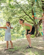 Camping Arc en Ciel - Activités - Enfants qui pratiquent le tir à l\'arc