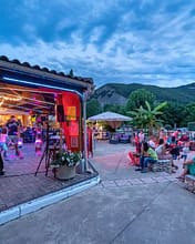 Camping Arc en Ciel - Soir&eacute;es et animations - Restauration et sc&egrave;ne de spectacle &agrave; la tomb&eacute;e de la nuit