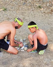 Camping Arc en Ciel - Activités - Un père et son fils qui participe aux Olympiades