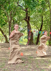 Camping Arc en Ciel - Activit&eacute;s - Enfants qui font une course de sac &agrave; patate