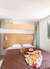La Plage Fleurie campsite - Holiday rentals - Sirius Premium Cottage - 6 persons - 3 bedrooms - Master bedroom