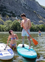 Camping La Plage Fleurie - Activités - Couple faisant du paddle sur la rivière