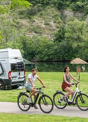 Camping La Plage Fleurie - Couple sur des vélos électriques