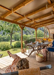 La Plage Fleurie campsite - Accommodation - Couple sitting on their cottage terrace by the Ardeche river