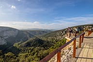 Ardèche - Couple qui contemple une vue panoramique des Gorges de l\'Ardèche