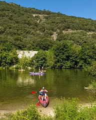 Camping Arc en Ciel - Activit&eacute;s - Cano&eacute; qui accoste sur la plage
