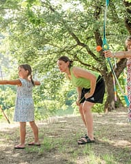 Camping Arc en Ciel - Activit&eacute;s - Enfants qui pratiquent le tir &agrave; l\'arc