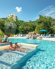 Camping Arc en Ciel - Espace aquatique - Couple sur les si&egrave;ges hydromassants