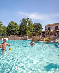 Camping Arc en Ciel - Water park - Family playing ball in the pool