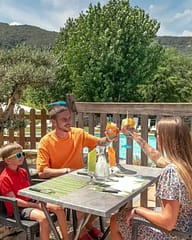 Camping Arc en Ciel - Bar and restaurant - Couple and their child at the table
