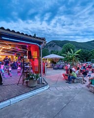 Camping Arc en Ciel - Soir&eacute;es et animations - Restauration et sc&egrave;ne de spectacle &agrave; la tomb&eacute;e de la nuit