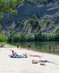 Camping Arc en Ciel - Activities - Beach and swimming area by the Ardèche