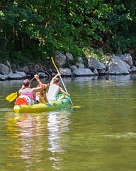 Camping Arc en Ciel - Activit&eacute;s - Couple qui fait du cano&euml; sur l\'Ard&egrave;che