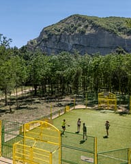 Camping Arc en Ciel - Activités - Groupe d\'amis qui jouent au basket sur le terrain multisport