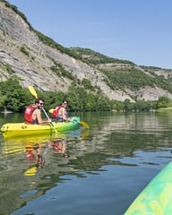 Camping La Plage Fleurie - Activit&eacute;s - Couple qui fait du cano&euml; sur l\'Ard&egrave;che