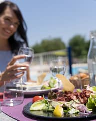 Camping La Plage Fleurie - Bar et restauration - Couple dinant à la terrasse du restaurant \"Une Table au Sud\"