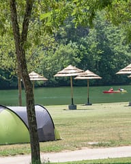 Camping La Plage Fleurie - Emplacement - Emplacement tente en bord de rivi&egrave;re