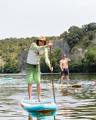 Camping La Plage Fleurie - Réception - Adultes pratiquant du paddle sur les gorges de l\'Ardèche