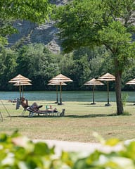 Camping La Plage Fleurie - Emplacement - Emplacements en bord de rivière