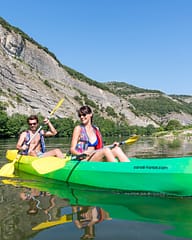 Camping La Plage Fleurie - Activités - Couple qui fait du canoë sur l\'Ardèche