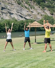 Camping La Plage Fleurie - Activités - Groupe qui fait du réveil musculaire en bord de rivière sur la plage