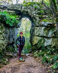 Ardèche - Le Bois De Païolive en Ardèche - Femme en randonnée dans le Bois De Païolive en Ardèche