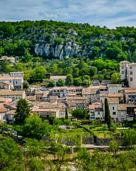Ard&egrave;che - Vue du village et du ch&acirc;teau de Vog&uuml;&eacute;
