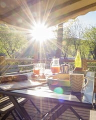Ardèche - Table de petit déjeuné - Terrasse d\'un cottage en bord de rivière