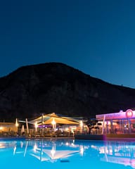 Camping La Plage Fleurie - Animations et soirées - Vue de nuit de la piscine et du restaurant \"Une Table au Sud\"