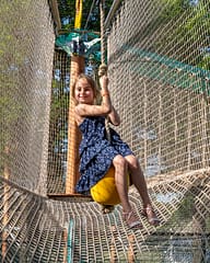 Camping La Plage Fleurie - Aire de jeux pour enfants - Fille faisant de la tyrolienne