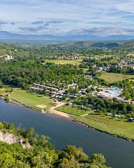 Camping La Plage Fleurie - Vue aérienne du camping et de l\'Ardèche