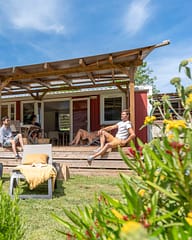 Camping La Plage Fleurie - Hébergements - Couples sur la terrasse du Cottage Sirius Premium