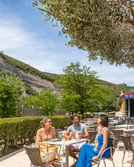Camping La Plage Fleurie - Bar et restauration - Amis assis à la terrasse du Bikini Café
