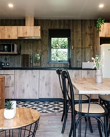 Au camping 5 étoiles Yelloh! Village Les Mouettes, espace de vie lumineux du cottage Rivage, situé dans le quartier Le Bord de Mer