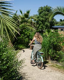 Les Mouettes - femme &agrave; v&eacute;lo