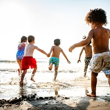 Camping Le Brasilia, la fondation, enfants courant sur la plage