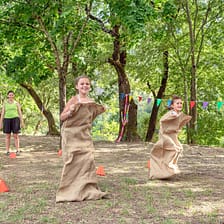 Camping Arc en Ciel - Activities - Children having a sack race
