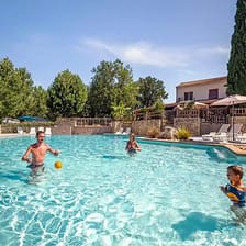 Camping Arc en Ciel - Water park - Family playing ball in the pool
