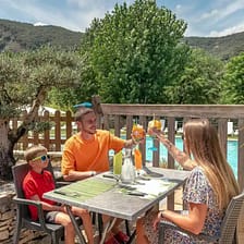 Camping Arc en Ciel - Bar and restaurant - Couple and their child at the table