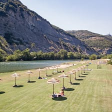 La Plage Fleurie campsite - The beach - Panoramic view of the beach by the river