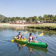 La Plage Fleurie campsite - Activities - Couple going canoeing on the Ardèche river