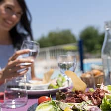 La Plage Fleurie campsite - Bar and catering - Couple dining on the “Une Table au Sud” restaurant terrace