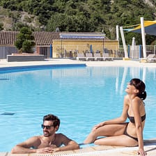 La Plage Fleurie campsite - Water park - Couple in the swimming pool