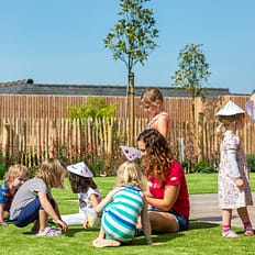 Les Mouettes campsite - Children’s activities - Activity leaders and children at the children’s club