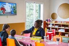 Camping le Bois de Valmarie - Activit&eacute;s et animation - Enfants et animatrice dans le club enfant