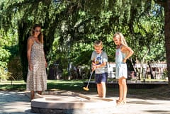 Camping La Sirène - Actividades y animaciones - Familia en el minigolf