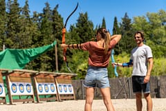 Camping La Sirène - Actividades y animaciones - Pareja practicando el tiro con arco