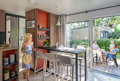 Camping la Sirène - Enfant à l\'intérieur d\'un mobil home