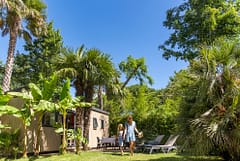 Camping la Sirène - Mère et sa fille à la terrasse de leur mobile home